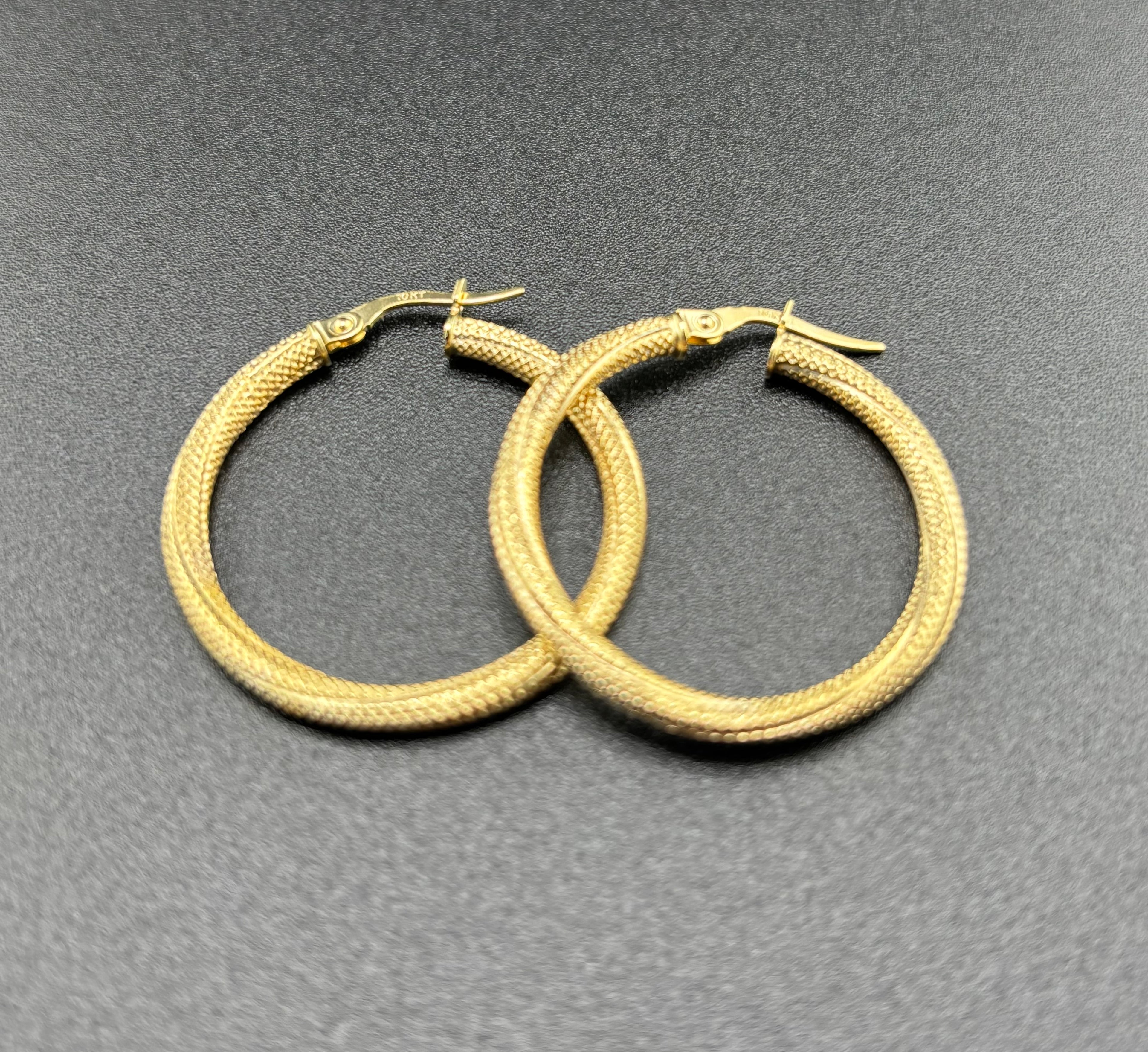 Argollas grandes de mujer en oro 10K