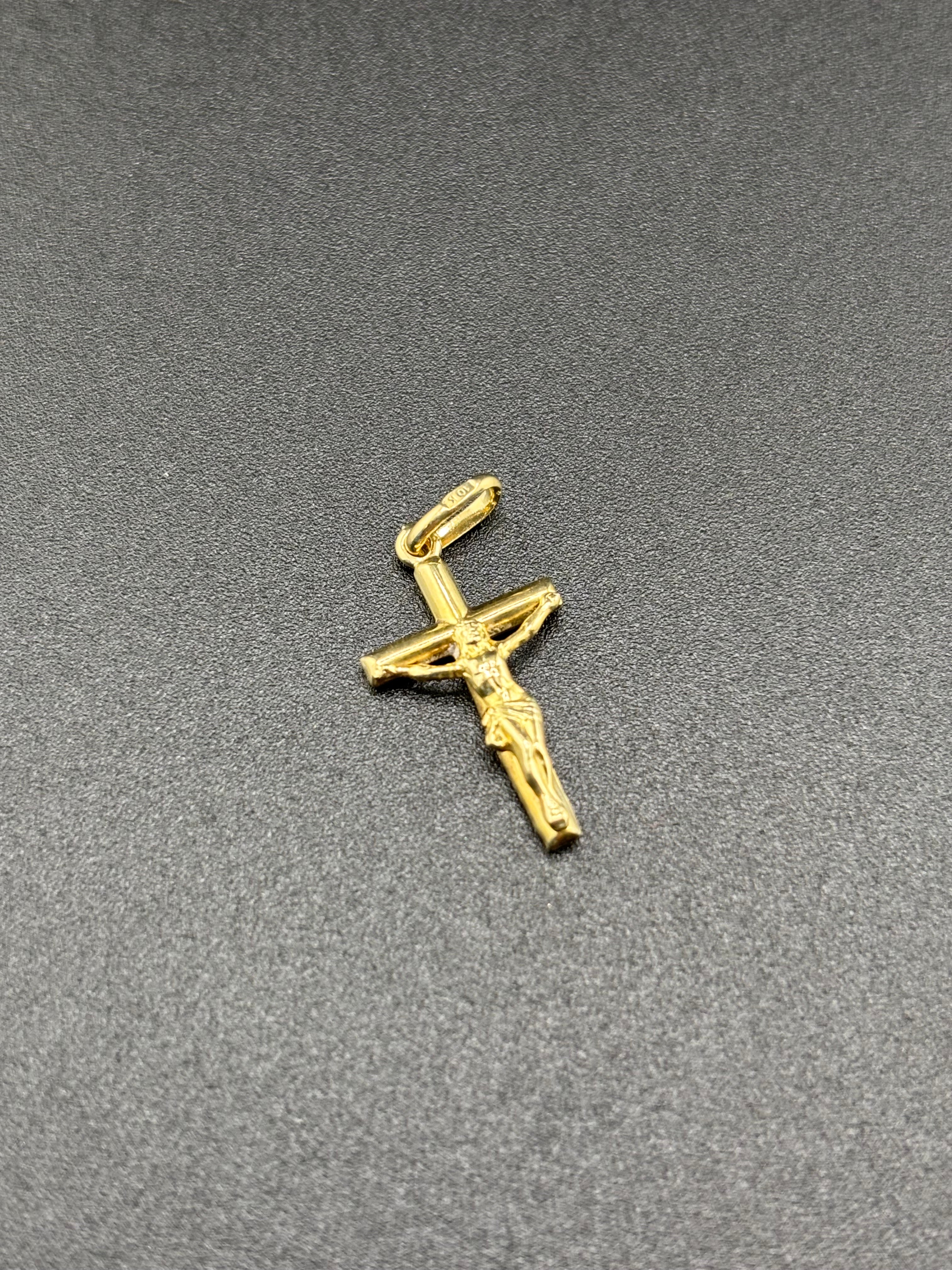 Crucifijo pequeño en oro 10K