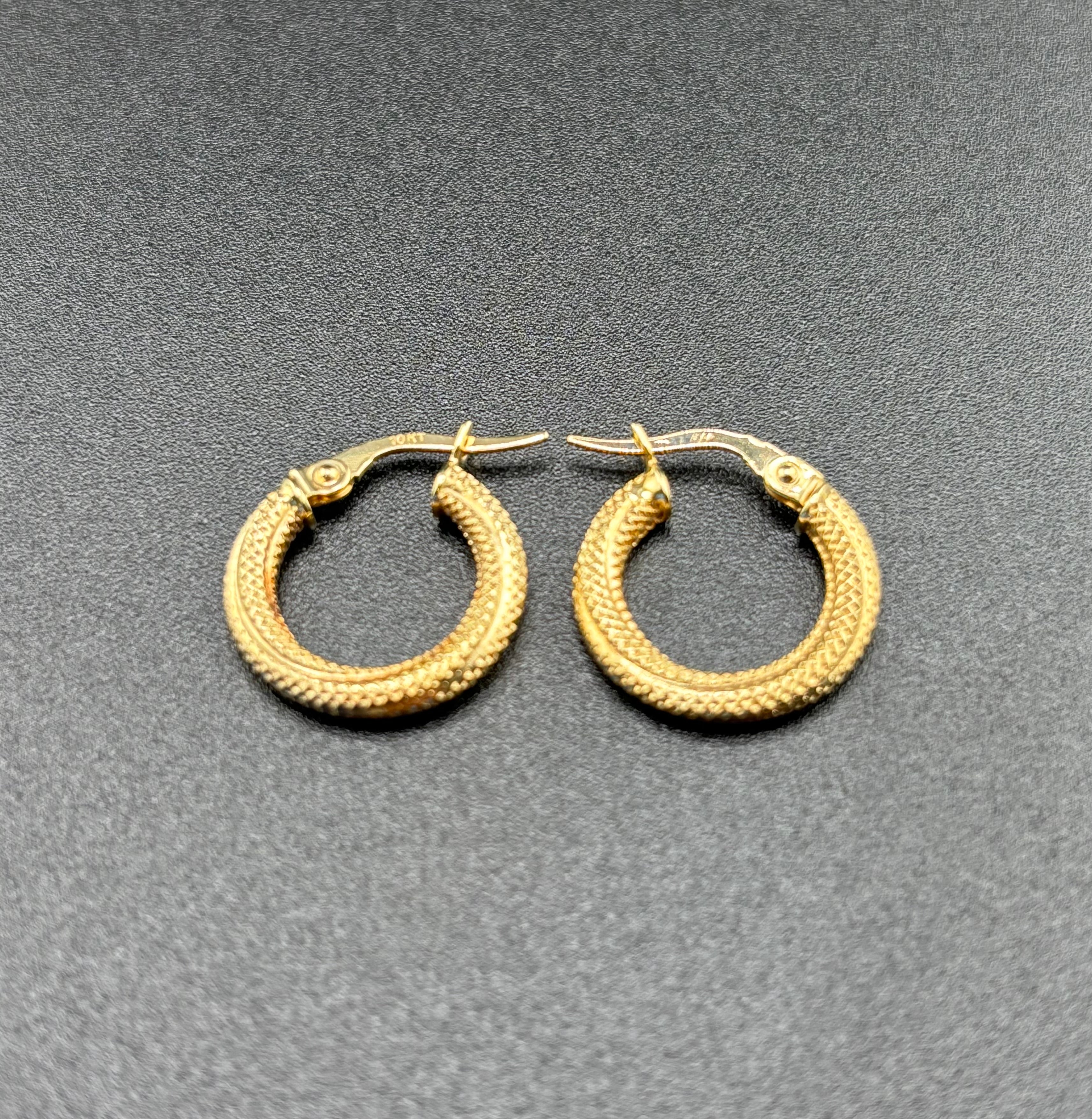 Argollas pequeñas en oro 10K