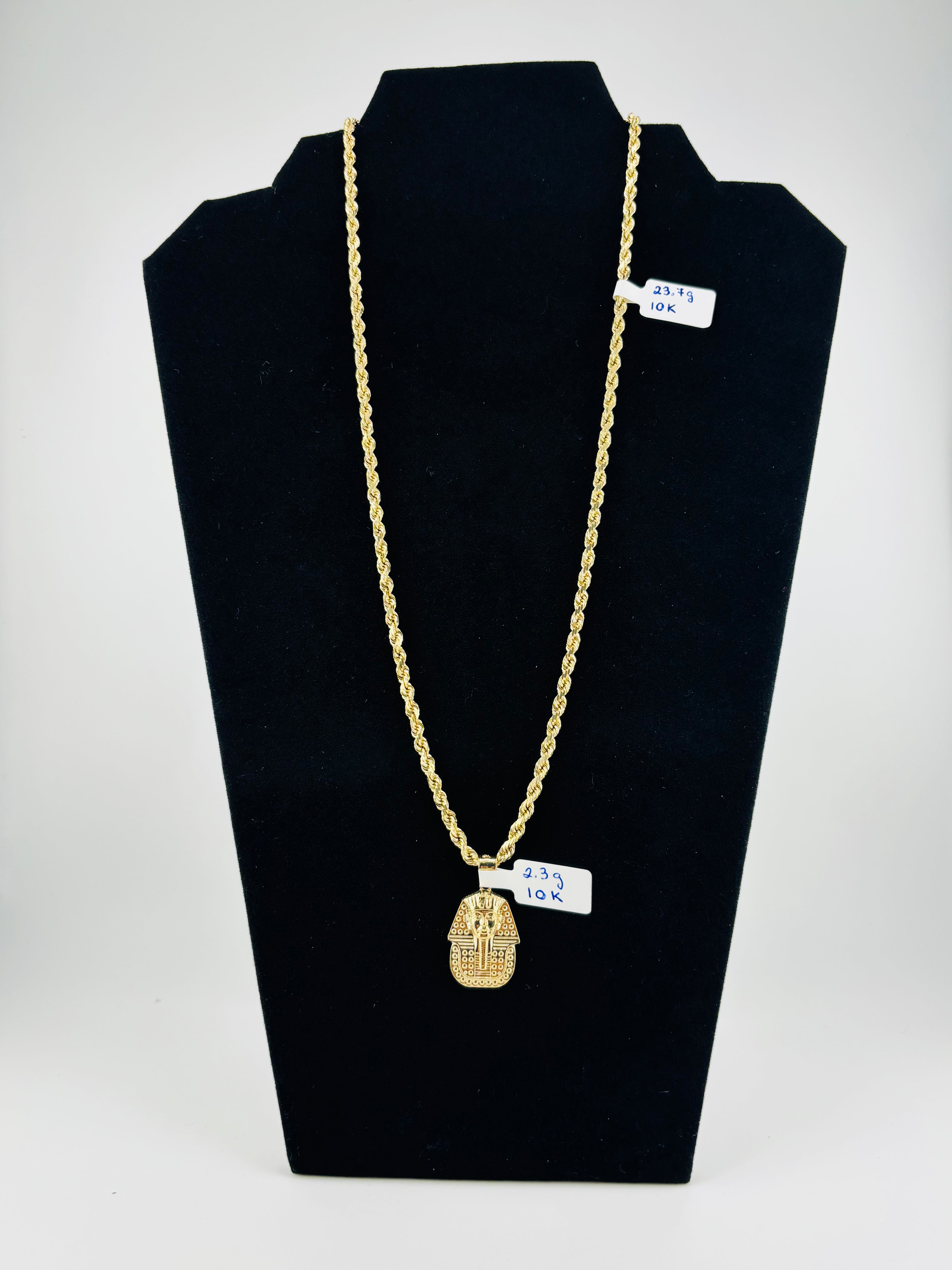 Cadena torsal o modelo soga en oro 10K. Pesa 23.7 gramos sin el colgante