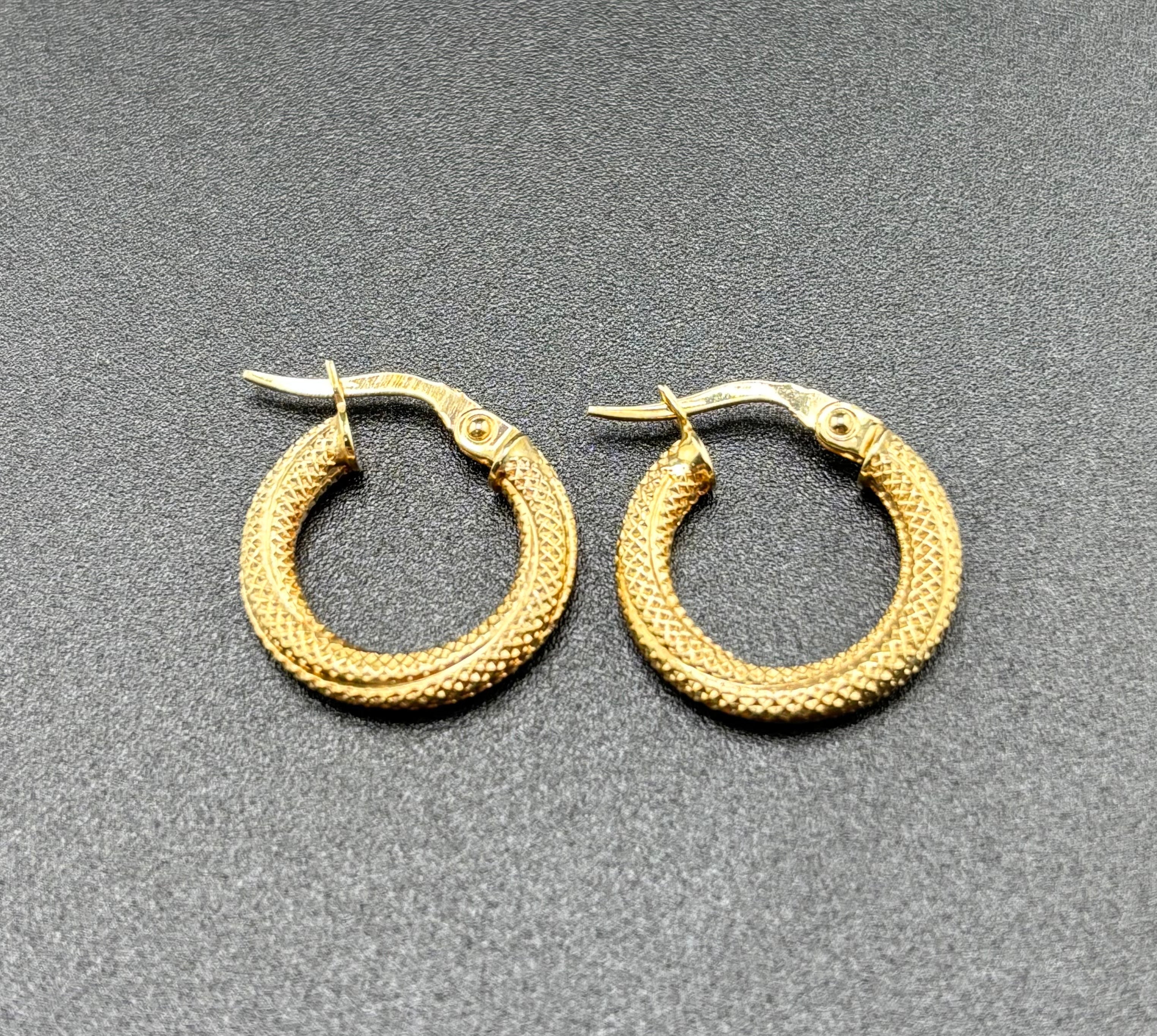 Argollas pequeñas en oro 10K