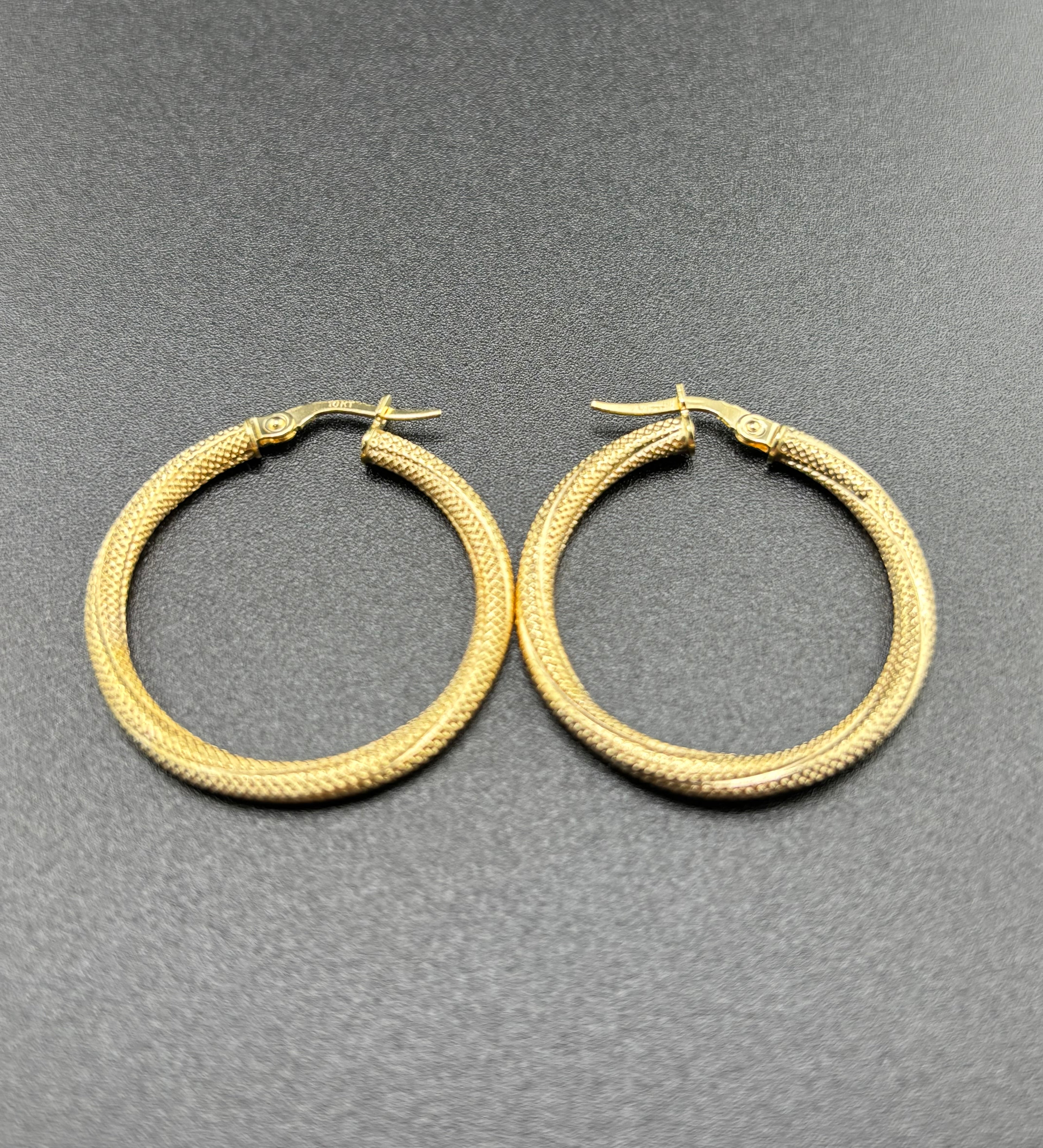 Argollas grandes de mujer en oro 10K